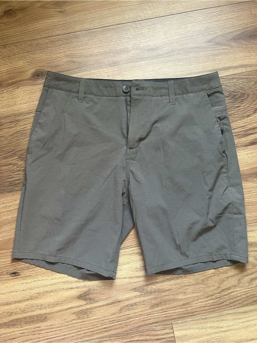 Vuori Men Aim Performance Chino Travel Shorts Charcoal Grey Size 32
